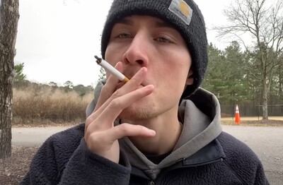 Лечение зависимости от табакокурения в Анжеро-Судженске Мужчина с сигаретой делает затяжку