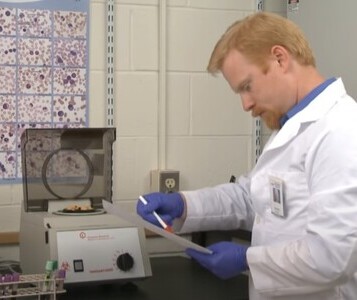 Клиника лечения наркозависимости в Анжеро-Судженске Врач в кабинете клиники