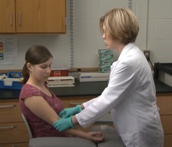 Лечение зависимости от аптечных препаратов в Анжеро-Судженске Врач делает инъекцию пациентке